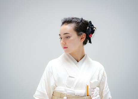 黒紐・赤紐飾りと羽の目隠しベール　- 黒赤 -