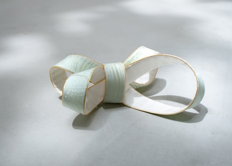 金縁の前飾りモチーフ　- 正絹浅葱金×白縮緬 -