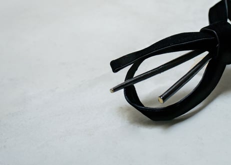 羽とリボン　- ベルベット黒金 -
