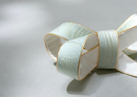 金縁の前飾りモチーフ　- 正絹浅葱金×白縮緬 -