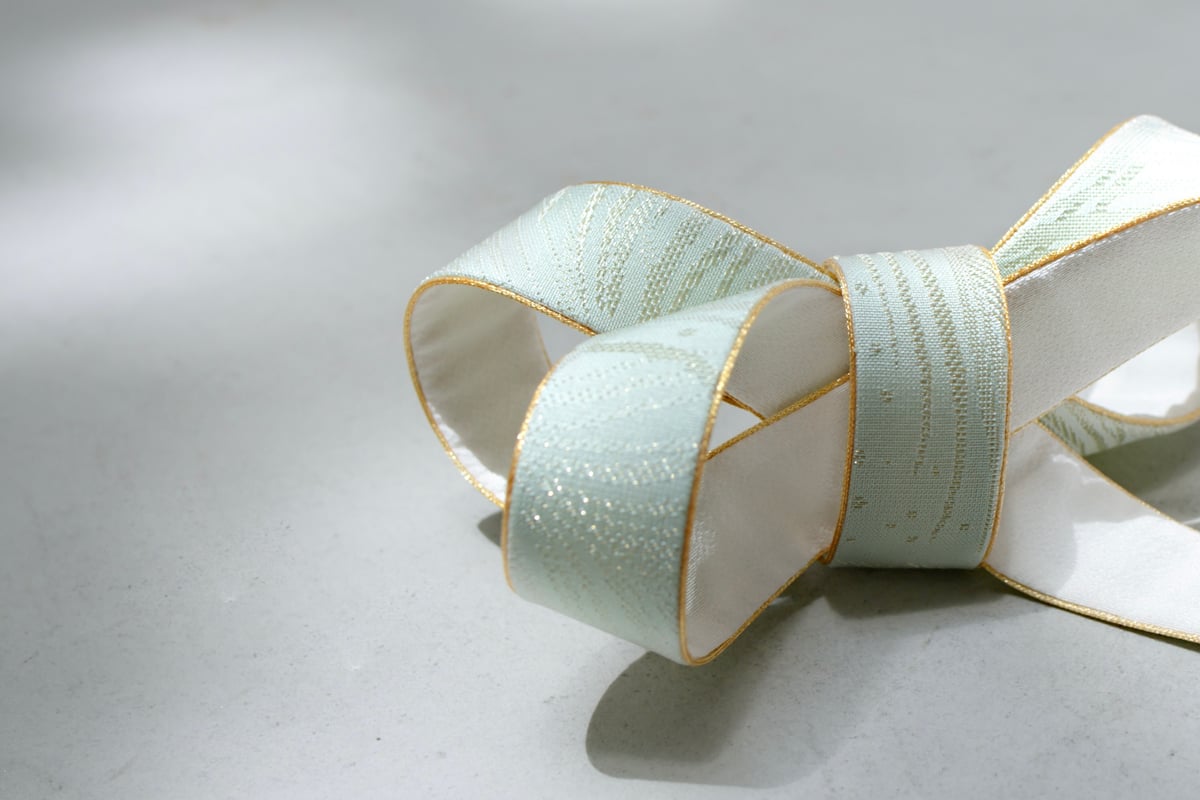 金縁の前飾りモチーフ - 正絹浅葱金×白縮緬 - | Cazasi