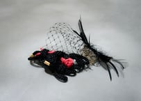 黒紐・赤紐飾りと羽の目隠しベール　- 黒赤 -