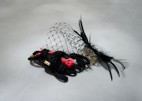 黒紐・赤紐飾りと羽の目隠しベール　- 黒赤 -
