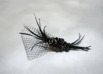 黒花と黒羽の目隠しベール　- 黒金 -