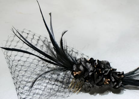 黒花と黒羽の目隠しベール　- 黒金 -