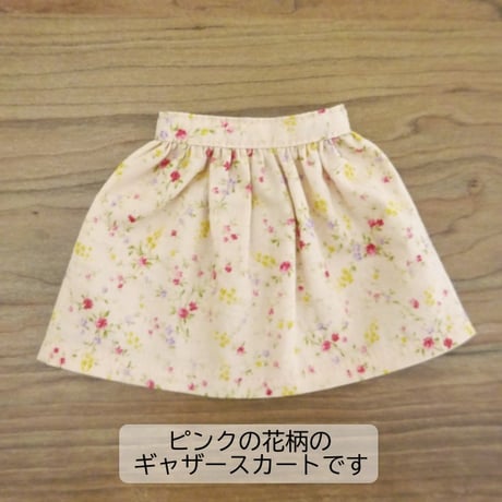 着せ替え人形 白ノースリーブブラウス 花柄スカート 女の子 セット DB1-3 28cmサイズ