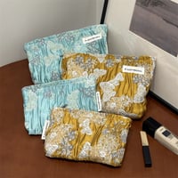 【大人気・Sサイズ再販決定❣】蝶刺繍入りポーチ 華奢 シルク調生地 2色展開 高品質 上品 繊細