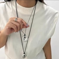 香水の瓶・円型ペンダントロングネックレス モダン 質感 個性派デザイン ユニセックス ワックスコード 欧米風 大人カジュアル