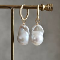 Oyster baroque pearl Charm
