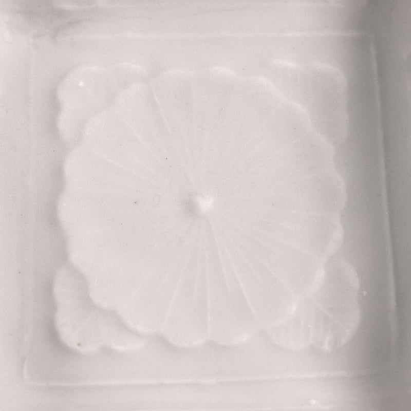 157 瀬戸焼 白磁豆皿 角皿 菊花文 明治時代 | 三梨 art and antiques