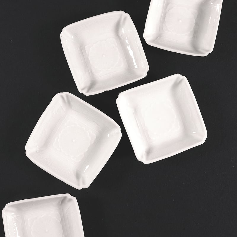 157 瀬戸焼 白磁豆皿 角皿 菊花文 明治時代 | 三梨 art and antiques