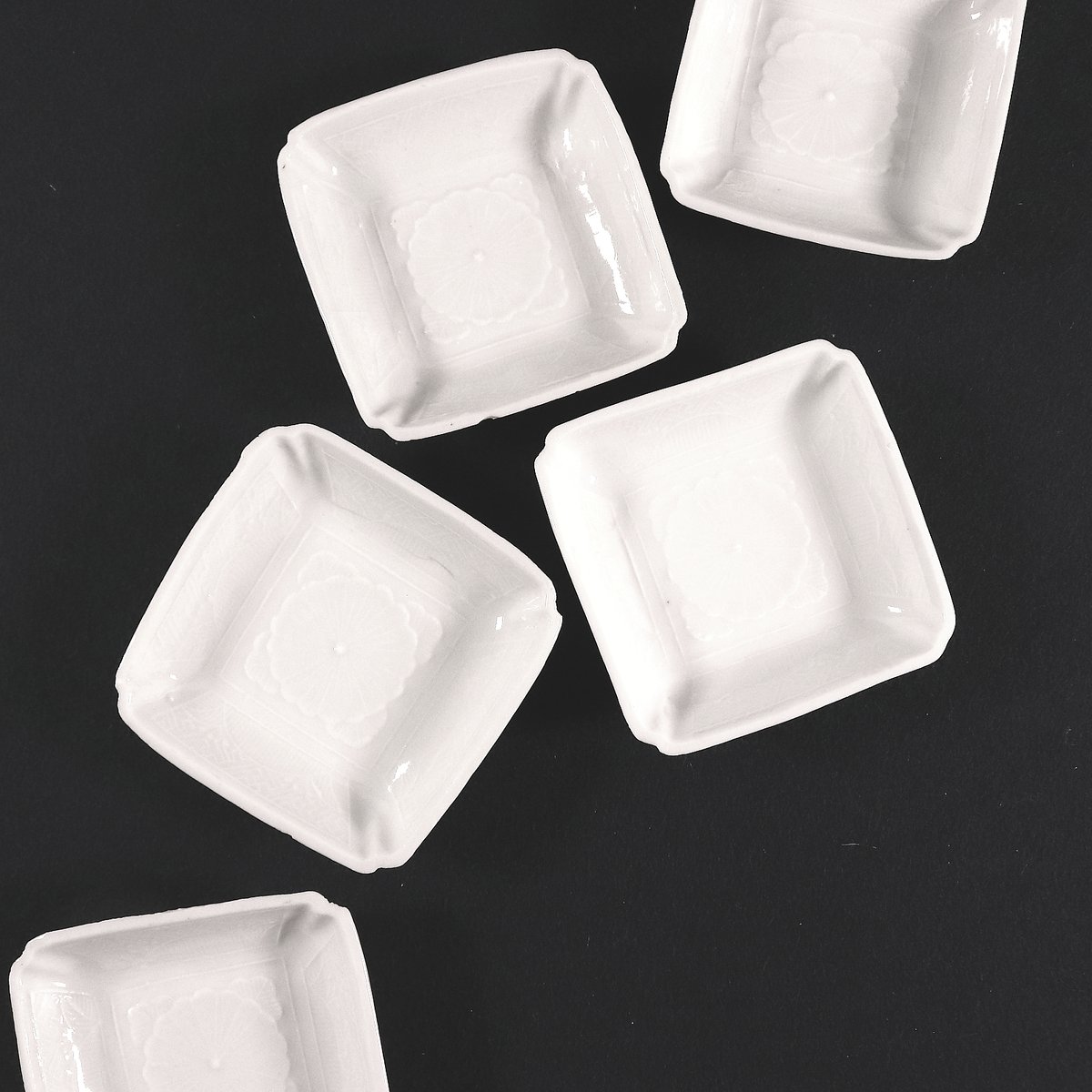 157 瀬戸焼 白磁豆皿 角皿 菊花文 明治時代 | 三梨 art and antiques