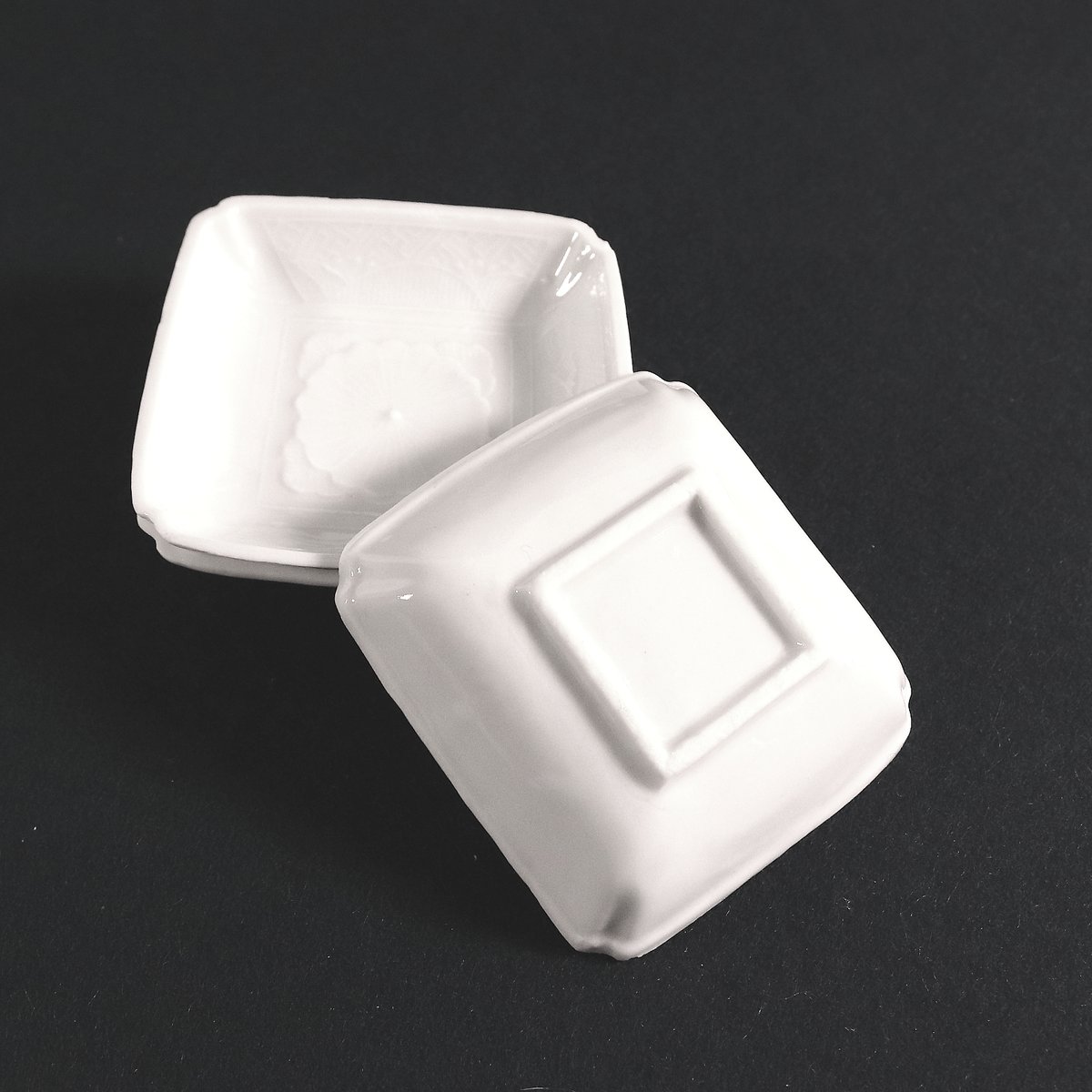 157 瀬戸焼 白磁豆皿 角皿 菊花文 明治時代 | 三梨 art and antiques