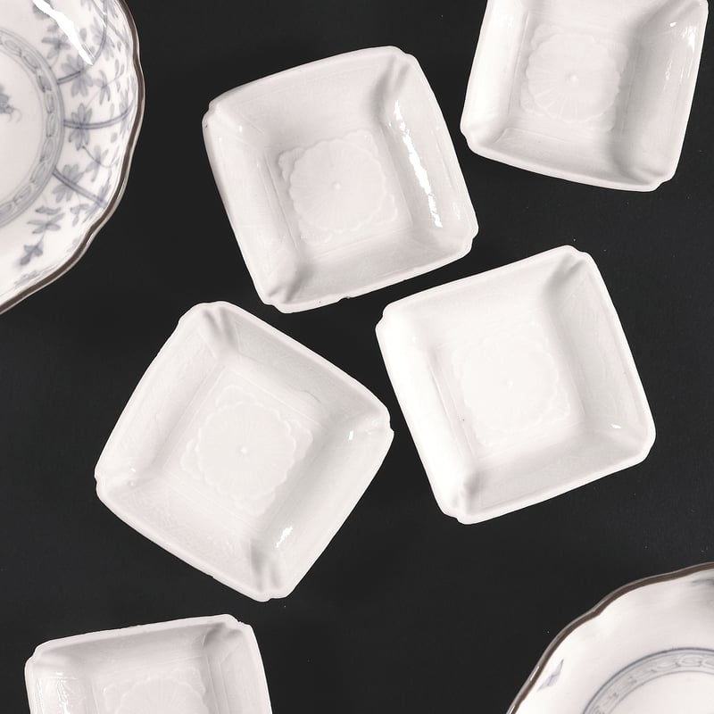 157 瀬戸焼 白磁豆皿 角皿 菊花文 明治時代 | 三梨 art and antiques