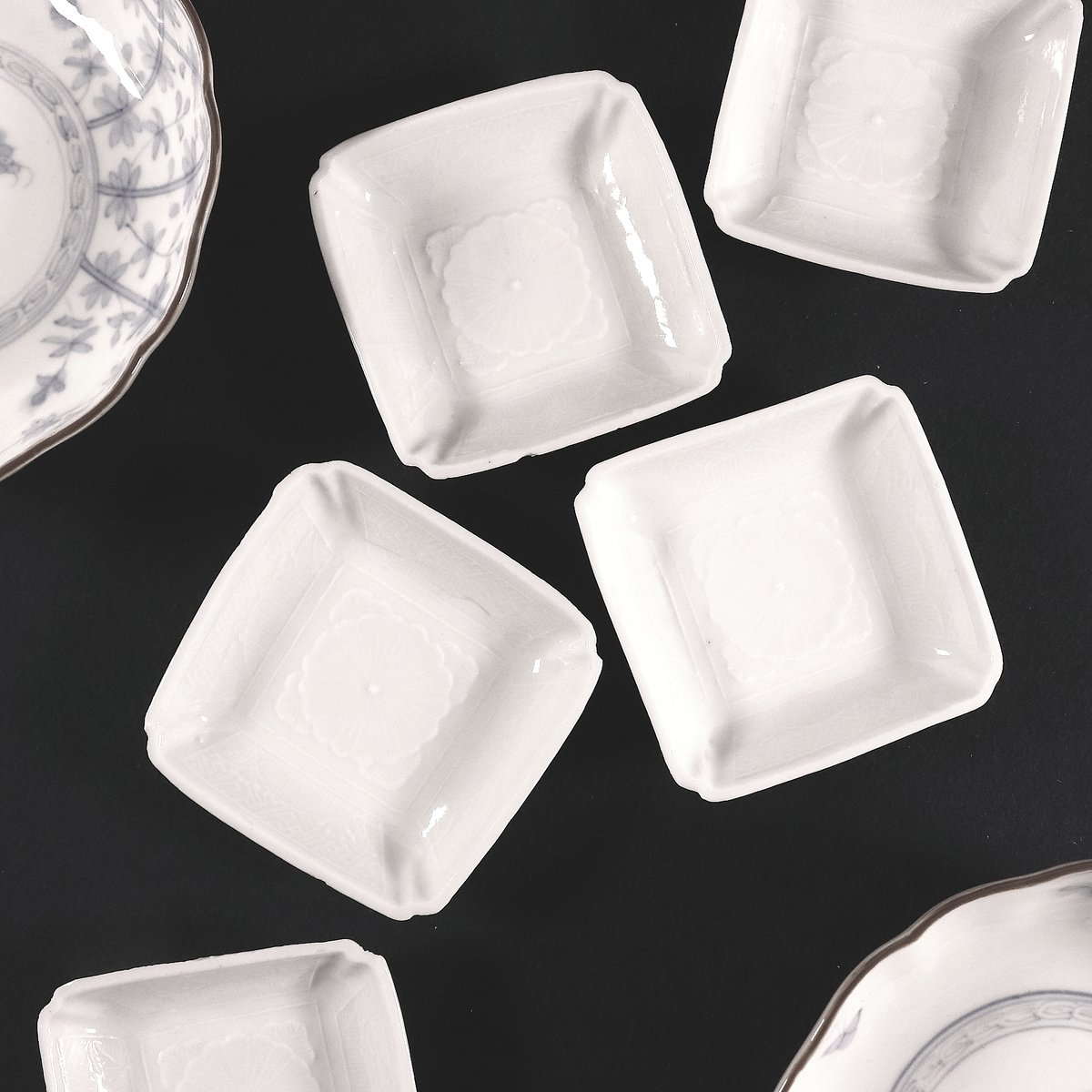 157 瀬戸焼 白磁豆皿 角皿 菊花文 明治時代 | 三梨 art and antiques