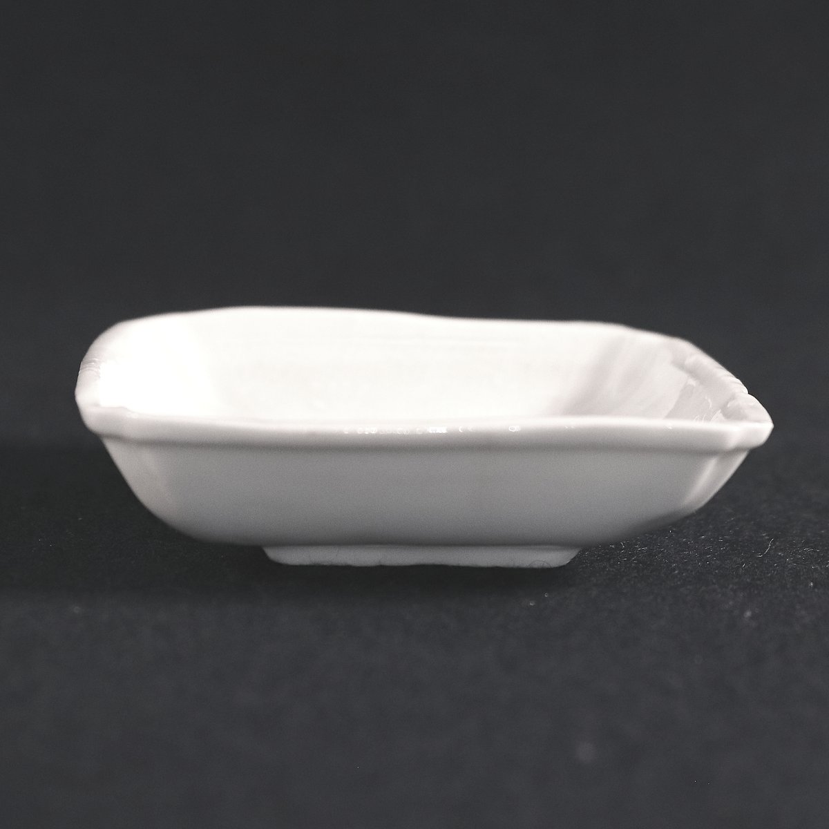 157 瀬戸焼 白磁豆皿 角皿 菊花文 明治時代 | 三梨 art and antiques