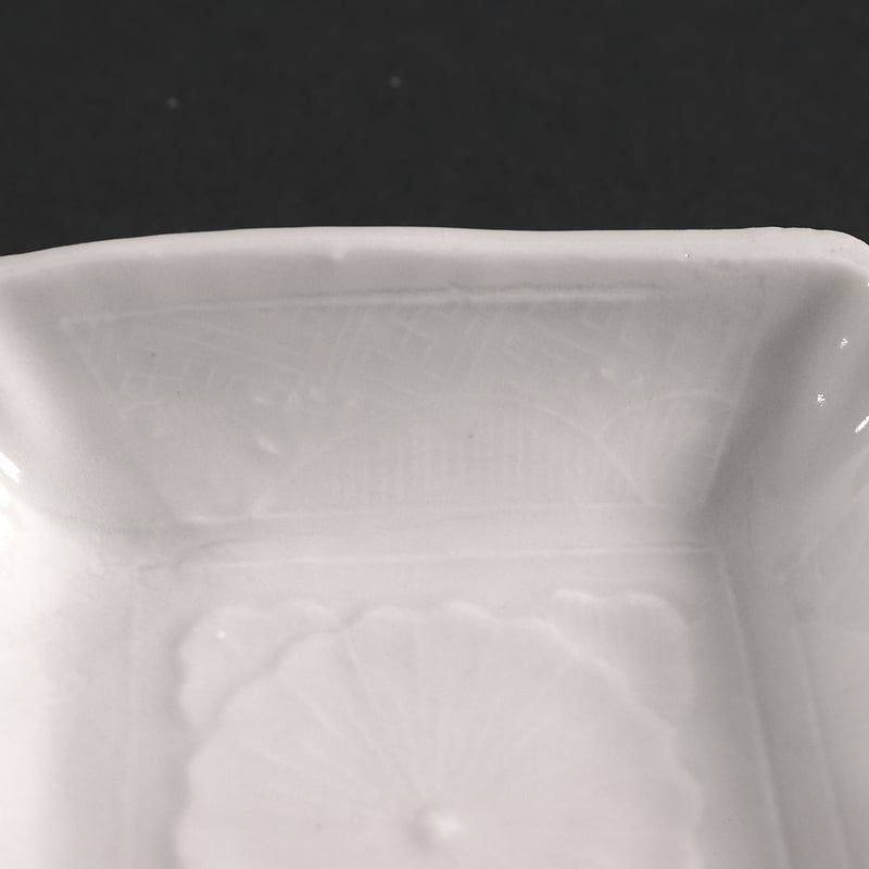 157 瀬戸焼 白磁豆皿 角皿 菊花文 明治時代 | 三梨 art and antiques