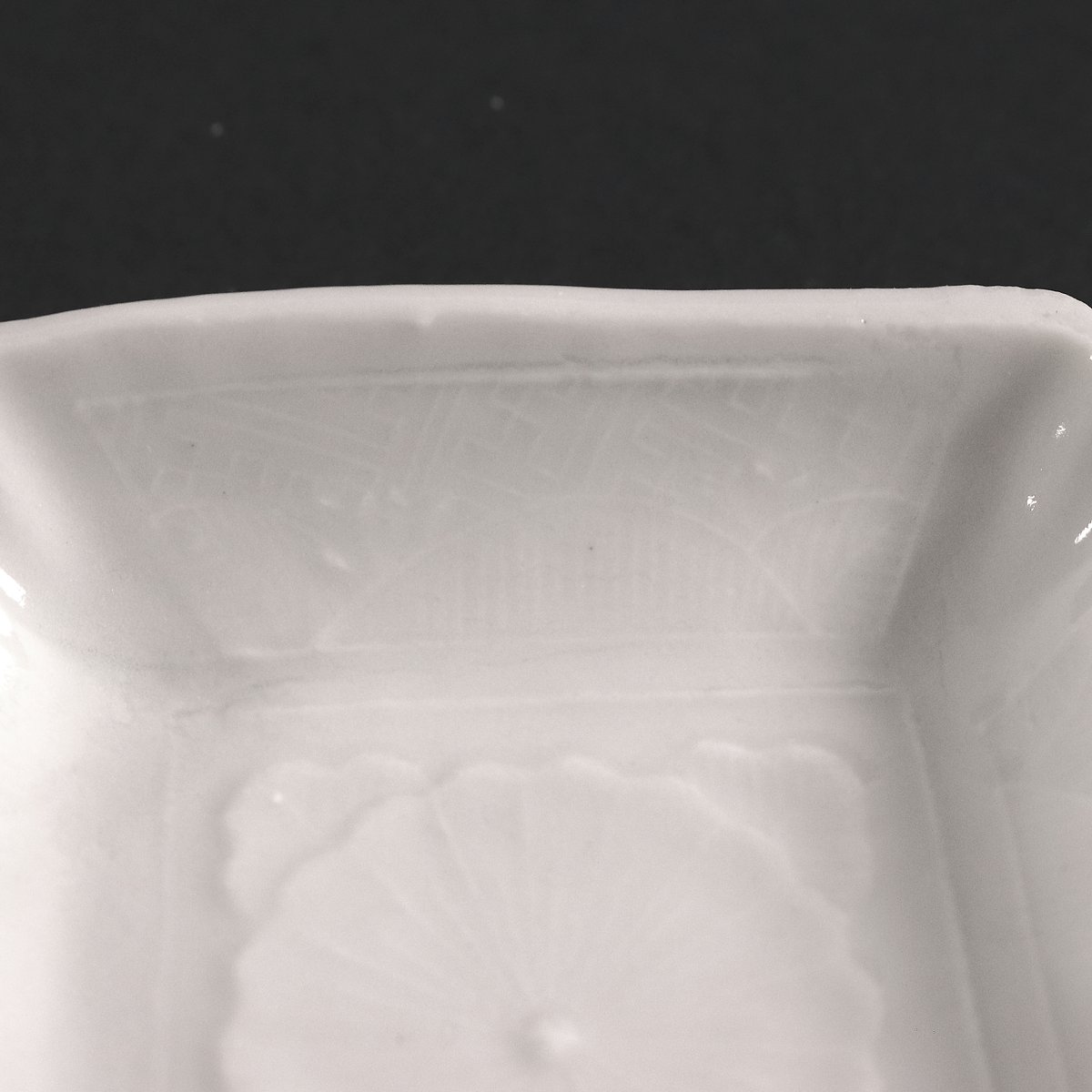 157 瀬戸焼 白磁豆皿 角皿 菊花文 明治時代 | 三梨 art and antiques