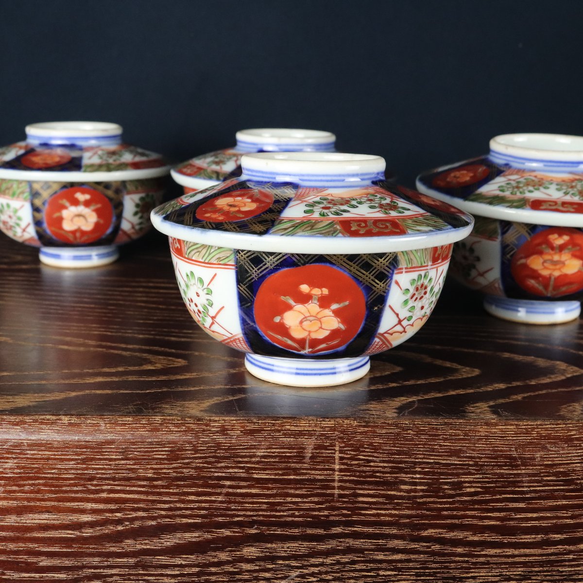 伊万里焼　赤絵金彩　獅子文　丸形三足香炉　透かし火屋付　時代箱付　D　R7196 fit=scale-down,w=1200