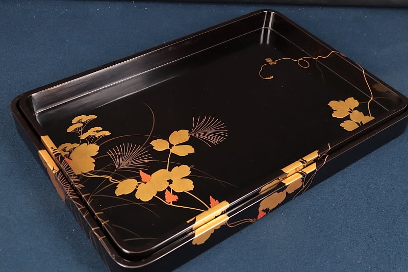 極小保管傷のみ！上質内朱黒漆に極上秋草螺鈿蒔絵の輪島塗台付三段重（検重箱お重 222 輪島塗 秋草画御硯蓋 2点組 書道具 漆芸 共箱 | 三梨 art and antiques