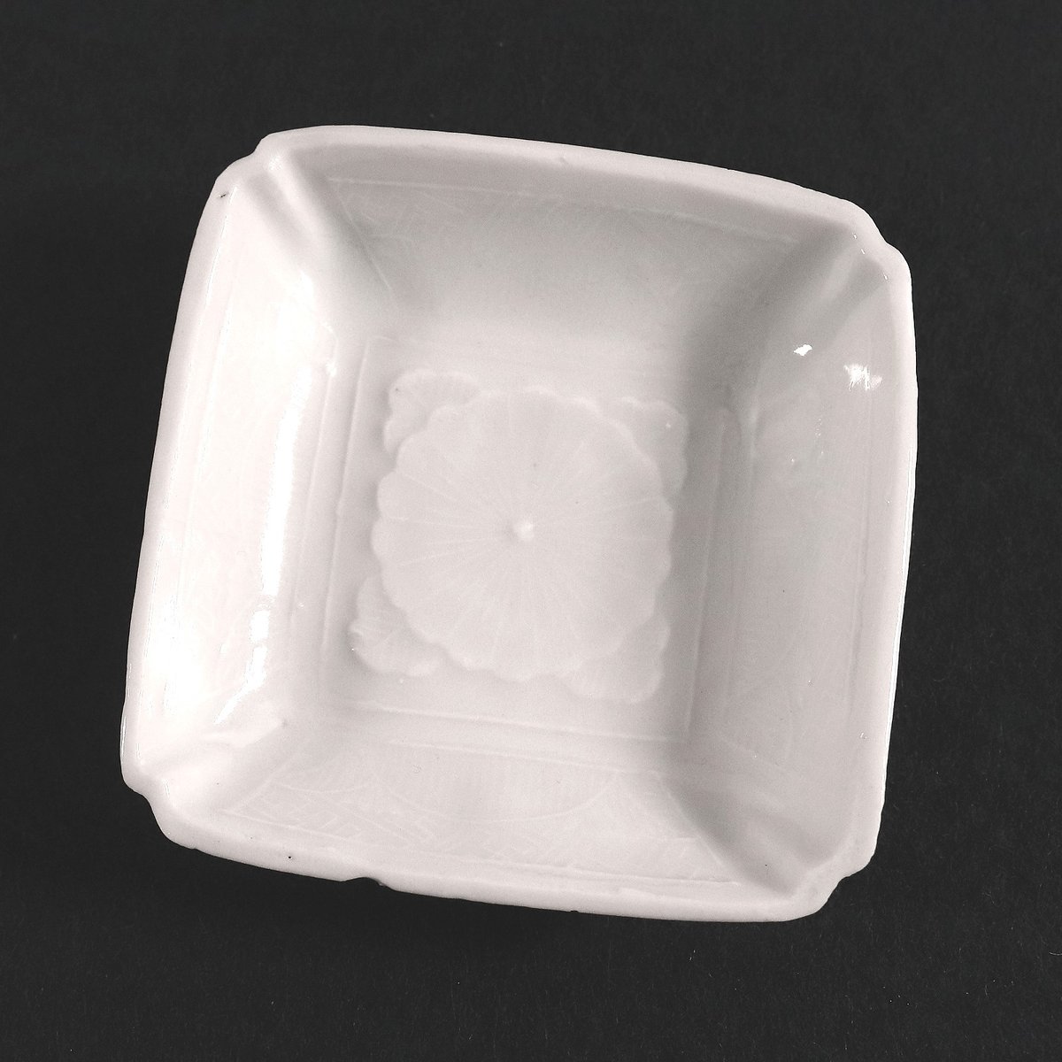 157 瀬戸焼 白磁豆皿 角皿 菊花文 明治時代 | 三梨 art and antiques