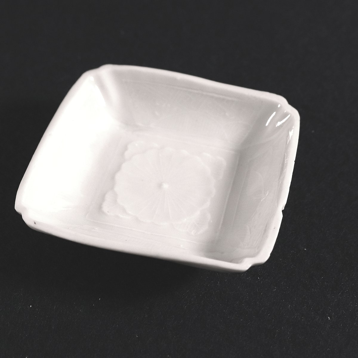 157 瀬戸焼 白磁豆皿 角皿 菊花文 明治時代 | 三梨 art and antiques