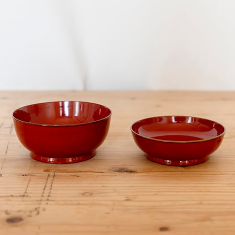 無地の蓋付きの赤い菓子椀（金縁）