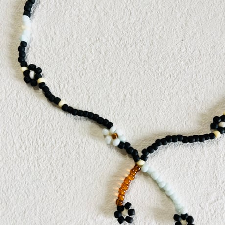 Monotone flower necklace
