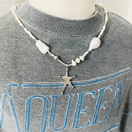 Star motif necklace
