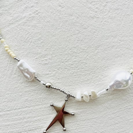 Star motif necklace