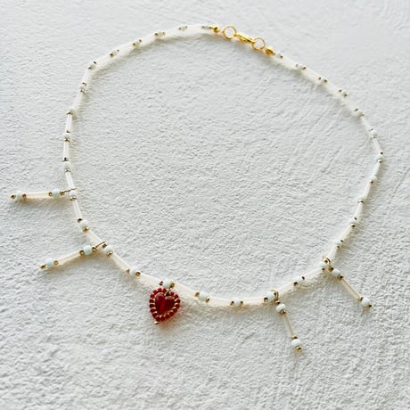 Heart motif necklace