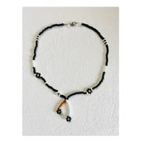 Monotone flower necklace
