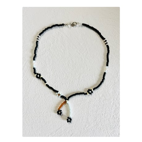 Monotone flower necklace