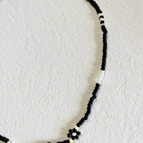 Monotone flower necklace