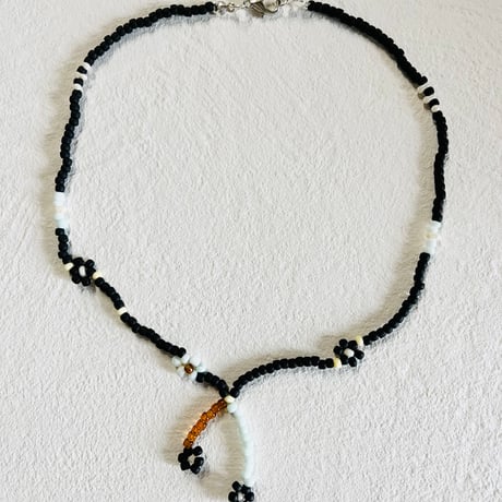 Monotone flower necklace