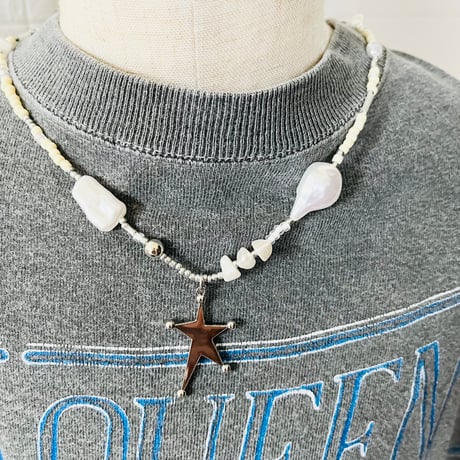 Star motif necklace