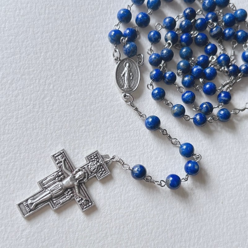【幸運のロザリオ】深い青の美しいラピスラズリの十字架、クロスネックレス　ランダム 幸運のロザリオ】深い青の美しい天然ラピスラズリ 十字架