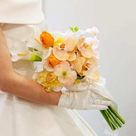 オレンジ胡蝶蘭とカラーのクラッチブーケ | Marais マレ アート