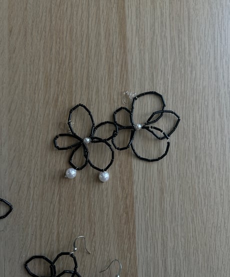 NOIR /  black beads flower