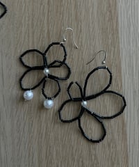 NOIR /  black beads flower