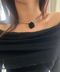 NOIR / black rose necklace