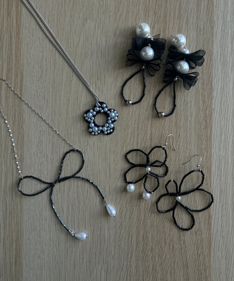 NOIR /  black beads flower