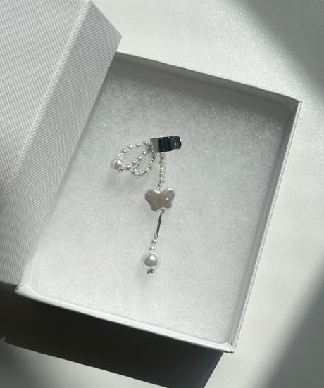 TIDE / White butterfly ear cuff