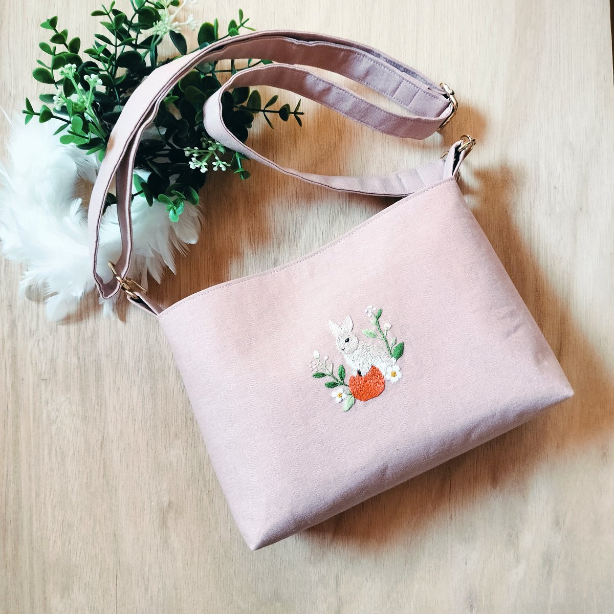 うさぎとりんご ショルダーバッグ 手刺繍 | Lapin-cmm〜うさぎの手