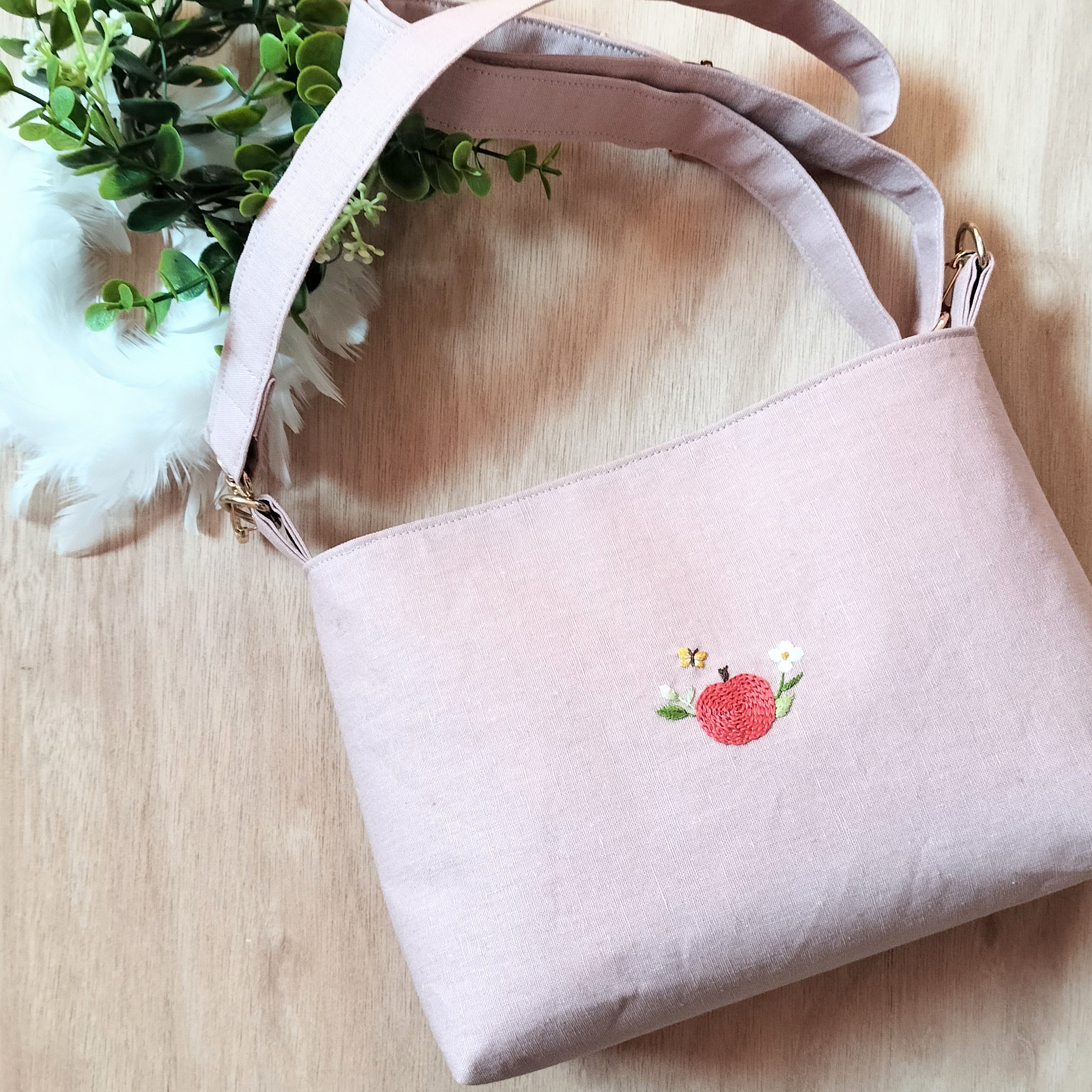 ハンドメイド手刺繍ショルダーバッグ うさぎとりんご ショルダーバッグ 手刺繍 | Lapin-cmm〜うさぎの手