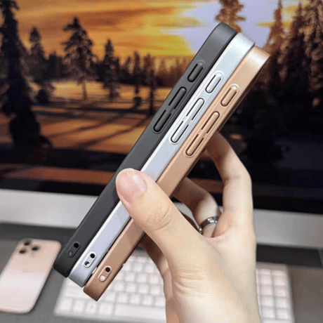 [FM057] iphone 16plus ケース 薄い 軽い iphone16/16pro ケース おすすめ iphone15promax カバー カメラ保護 お揃い 型押しロゴ