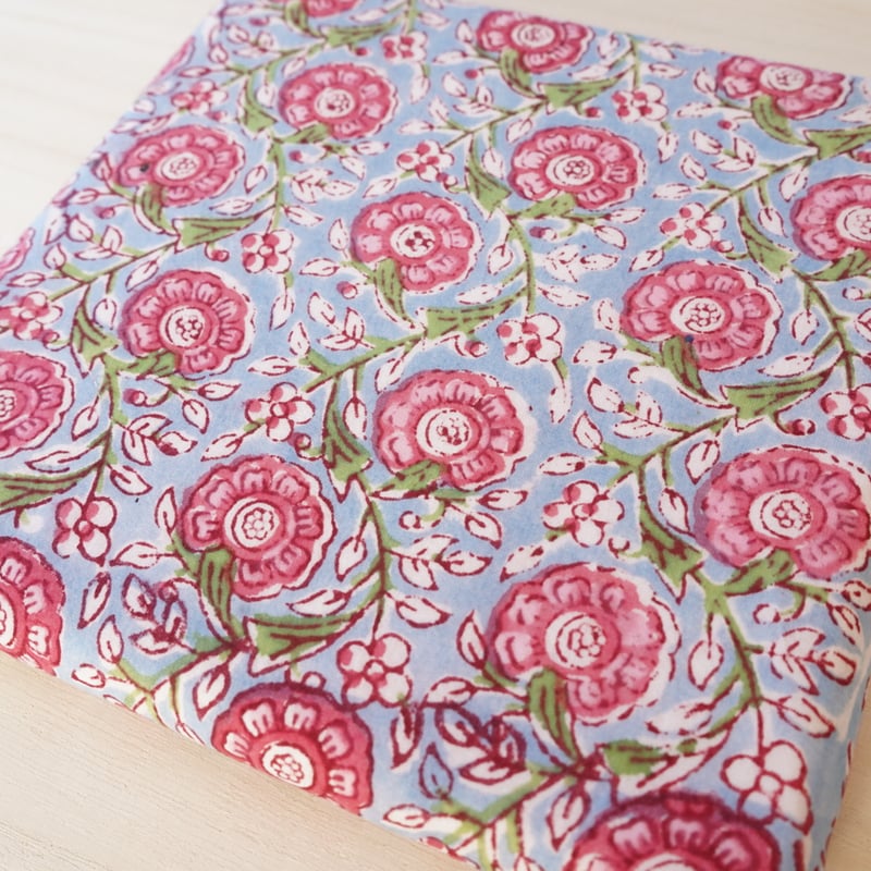 50㎝単位》水色地にピンクの丸い花柄のテキスタイル 総柄