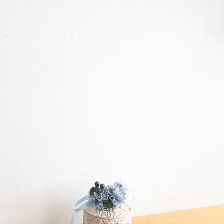 お花のコサージュで彩ったレース模様の小物入れ＜blue＞