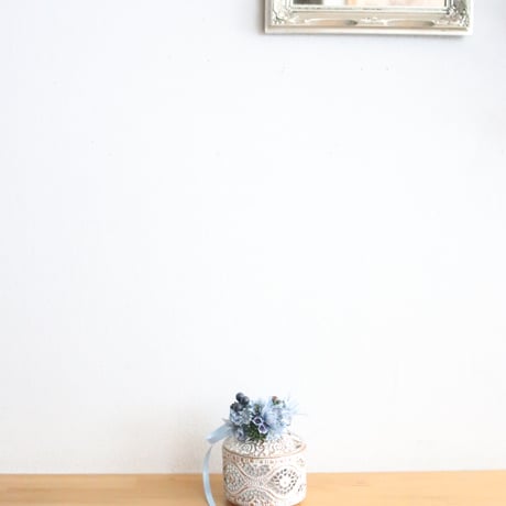 お花のコサージュで彩ったレース模様の小物入れ＜blue＞