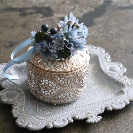 お花のコサージュで彩ったレース模様の小物入れ＜blue＞